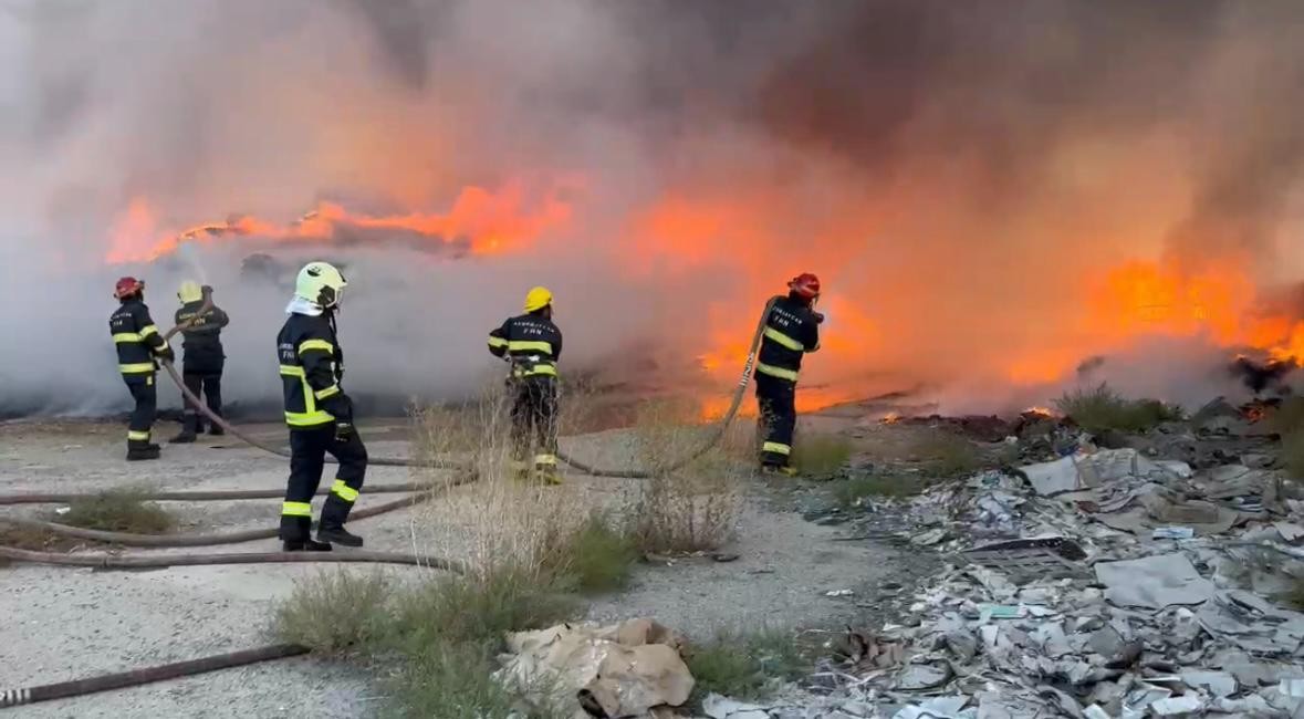 Sumqayıtda zavodda yanğın olub - YENİLƏNİB (FOTOLAR)